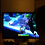 Una persona jugando frente a la pantalla