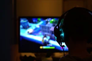 Una persona jugando frente a la pantalla