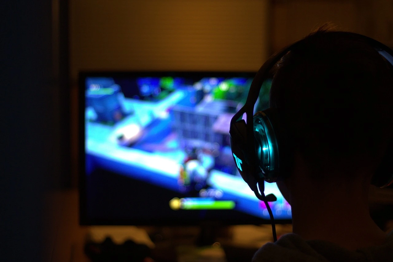 Una persona jugando frente a la pantalla