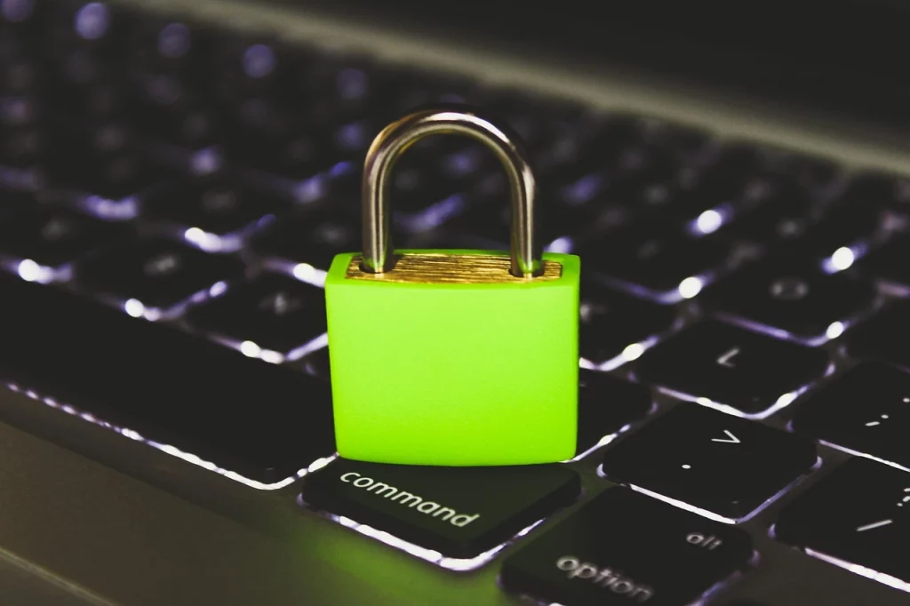 Ordenado-portatil-con-candado-1024x682 Anatomía del Ataque DDoS Cómo Funciona la Amenaza Online