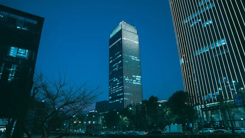 free-photo-of-un-edificio-futurista-de-alta-tecnologia-por-la-noche-1-1024x576 El Despertar Digital de las Metrópolis Chinas: Un Viaje a la Vanguardia de la Innovación Urbana